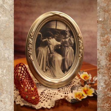Vintage Oval Victorian Picture Grouping, Mom with 2 daughters, Floral & Shoe, Dollie   B93-3-12