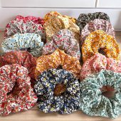 Handmade floral cotton scrunchie – Boho hair accessory – Pack of 1, 5 or 9 – Original gift for women and girls – Diameter 15cm